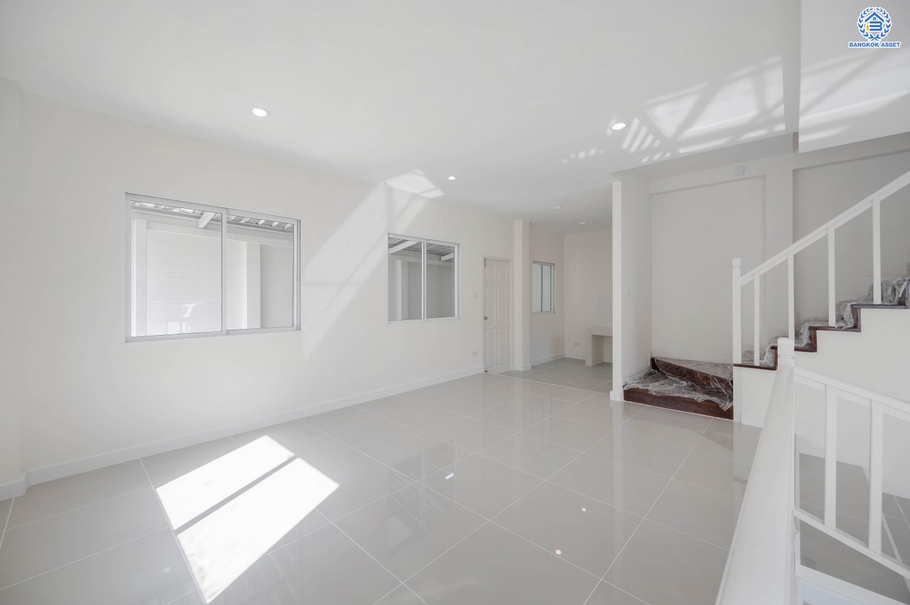 บ้านมือสองตกแต่งใหม่ โครงการ ปริญญดา เกษตร-นวมินทร์ หลังมุม เนื้อที่ 40.5 ตร.ว. ฟังก์ชัน 3 ห้องนอน 3 ห้องน้ำ 2 ที่จอดรถ บ้านทำเลเมือง การเดินทางสะดวกเชื่อมต่อถนนประเสริฐมนูกิจ ถนนรามอินทรา ถนนพหลโยธิน ใกล้เซ็นทรัล อีสต์วิลล์ โรงเรียนเลิศหล้า และใกล้จุดขึ้นทางด่วน "ฉลองรัช"